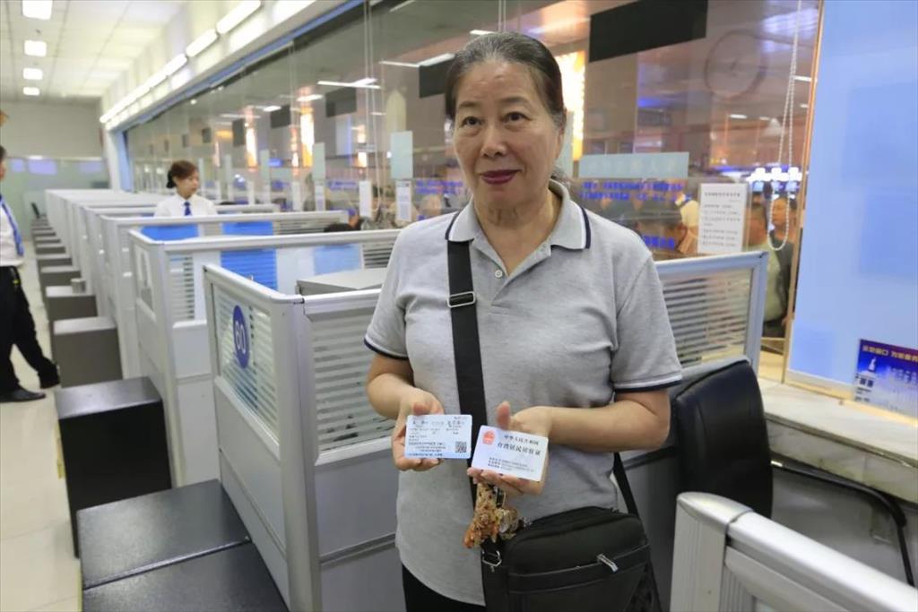 9月28日，在津臺胞順利用”臺灣居民居住證“購買火車票。
