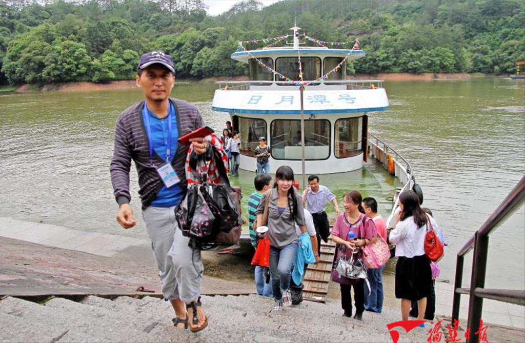 2015年5月28日，臺灣媒體記者體驗大金湖水上丹霞地貌。