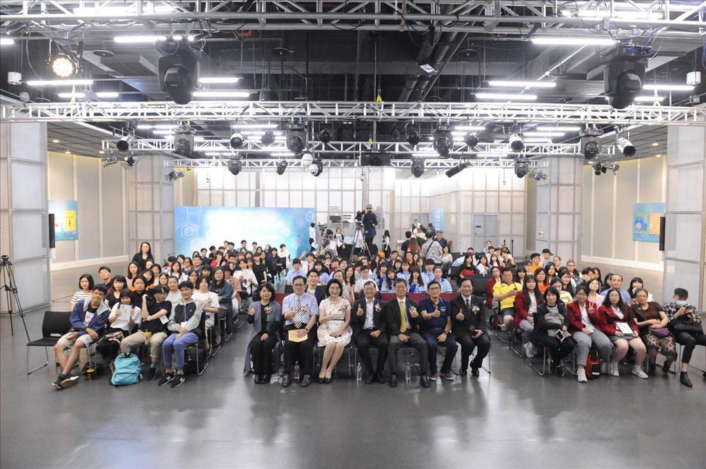 19屆瓩設計獎25日於台北三創生活園區盛大舉行頒獎典禮，大合影，寫下榮耀時刻。