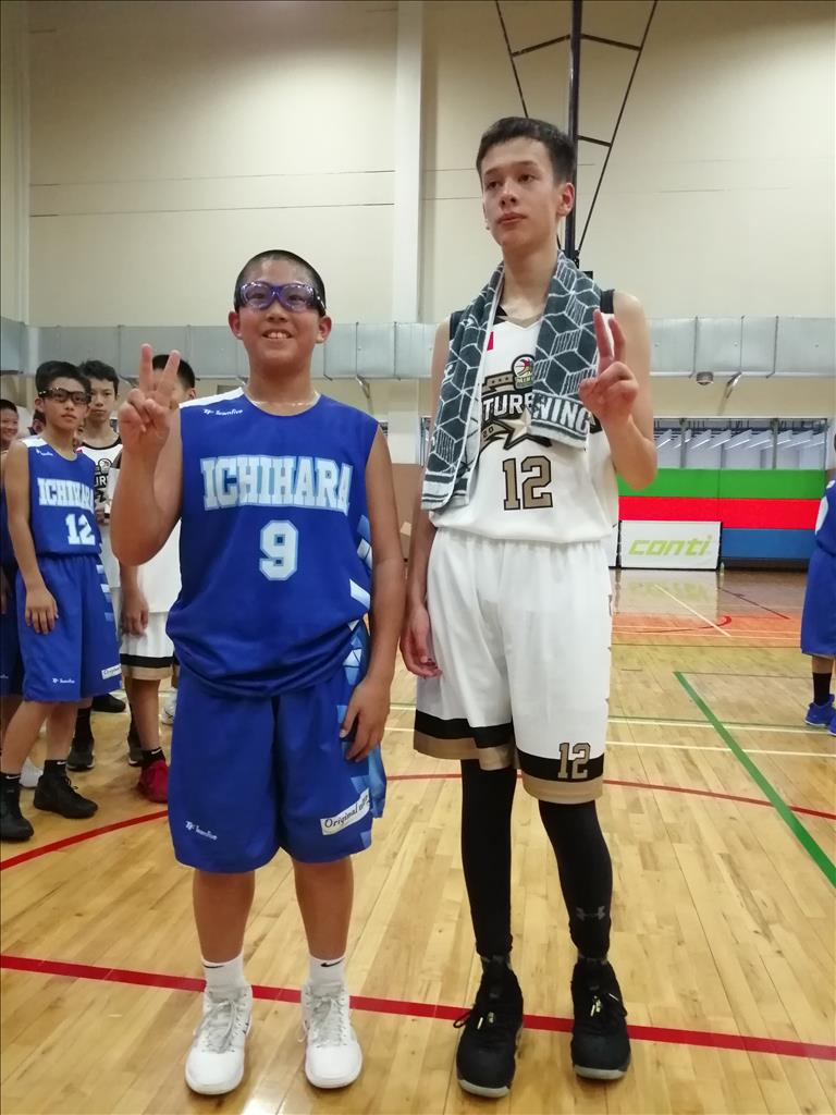 中美混血的黃獻主(右)和同齡日本小朋友站在一起，身高差距極為顯著，也象徵著他的籃球前途和運動熱情息息相關。