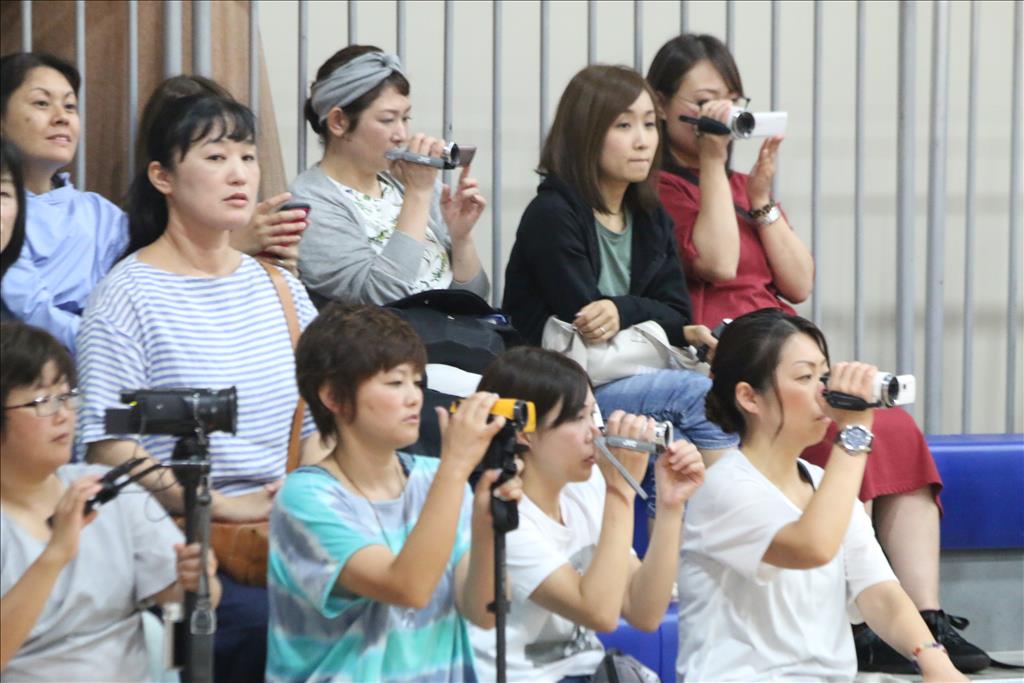 日本籃球小學生的父母重視家庭價值與親子關係，比賽過程都會有媽媽們全程錄影編輯，這是送給孩子們小學畢業最佳禮物。