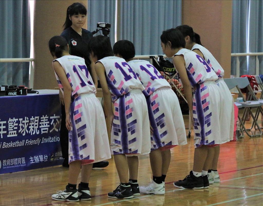 日本小男生小女生在球場上對裁判、對手、場地行禮致敬並且大聲感謝的舉止，在過去20年深深影響了臺灣中小學生的籃球教育文化。