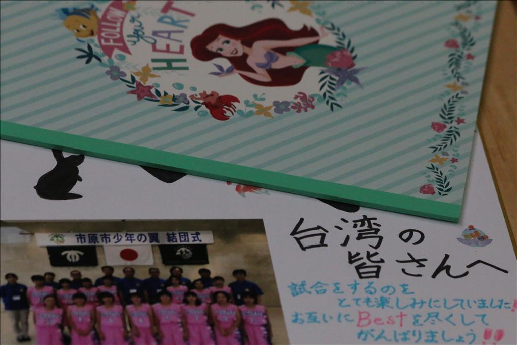 這是日本球員送給臺灣小朋友的紀念品，都是親手繪製的感謝畫片，字字情真意切。