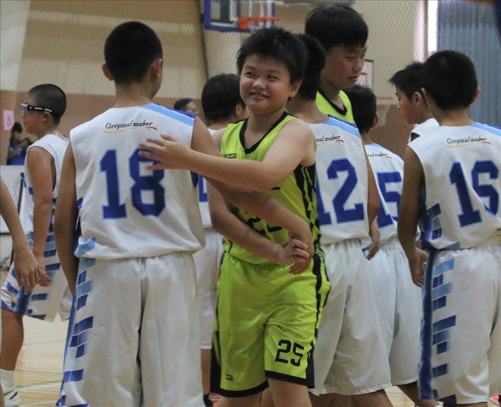 台北市中正國小和日本千葉的小球員賽後互相握手拍肩，其中很多人會在未來50年繼續建立長久情誼。