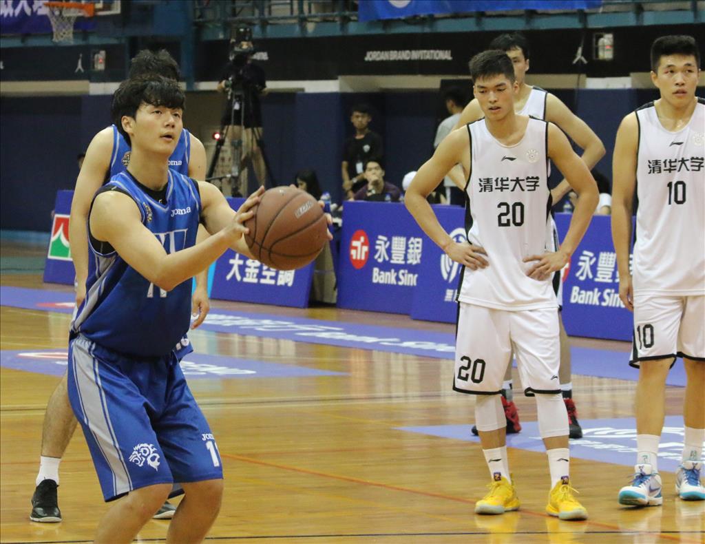 清華大學籃球隊在第一屆政大雄鷹盃籃球賽最具冠軍相，但與臺灣日本韓國的大學相比，他們的球場氣質卻有很大差距。