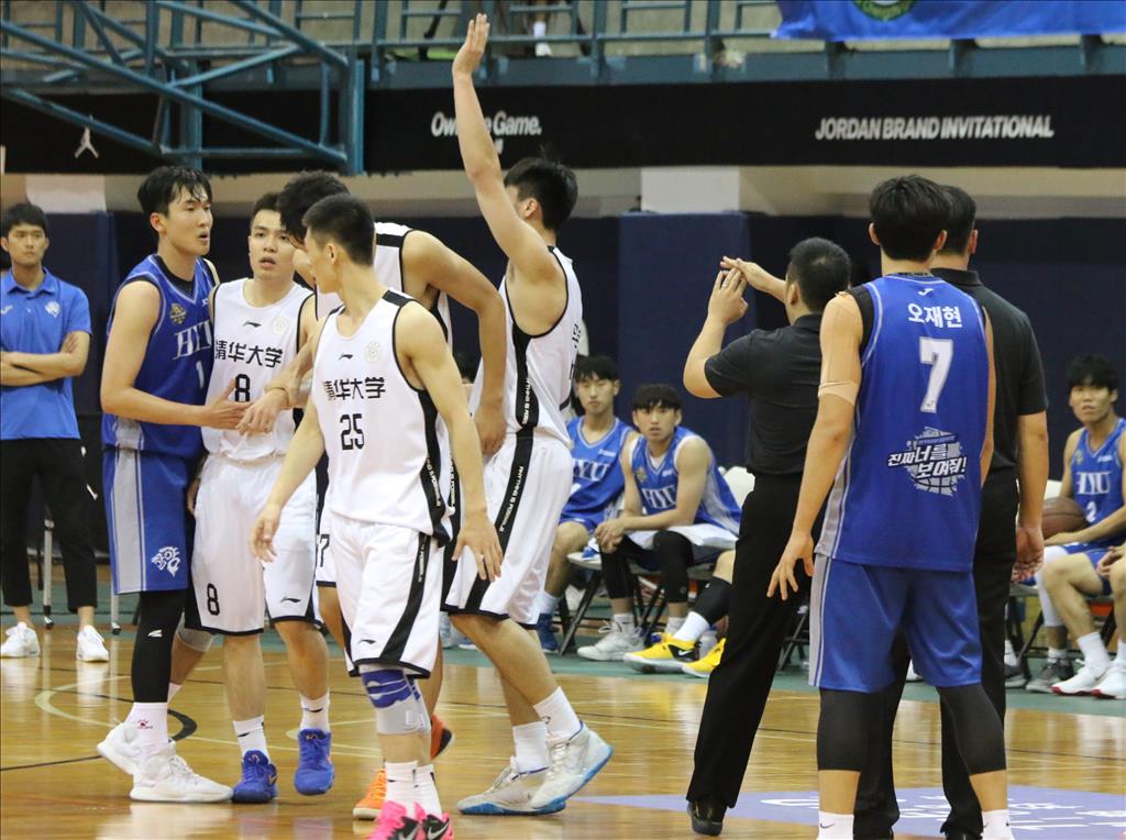 清華大學和漢陽大學球員打出火氣，裁判洪永昱夾在中間，當場就給他叉下去(判T)。
