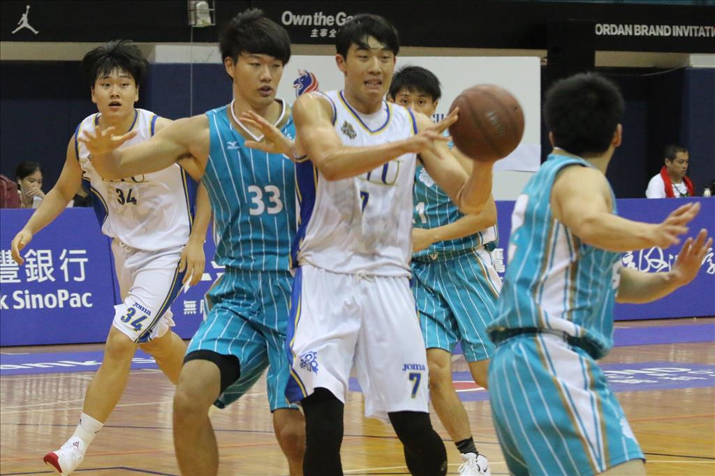 日本筑波大學(藍色球衣)打得韓國漢陽大學攻防失措，是本屆政大雄鷹盃最精彩的一戰。