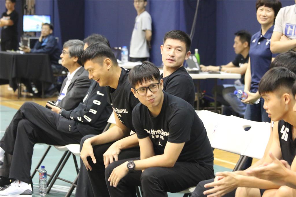 清華大學陳磊、政治大學陳子威、臺灣師大盧譽誠成為同隊教練，這是海峽兩岸大學球賽罕見鏡頭。