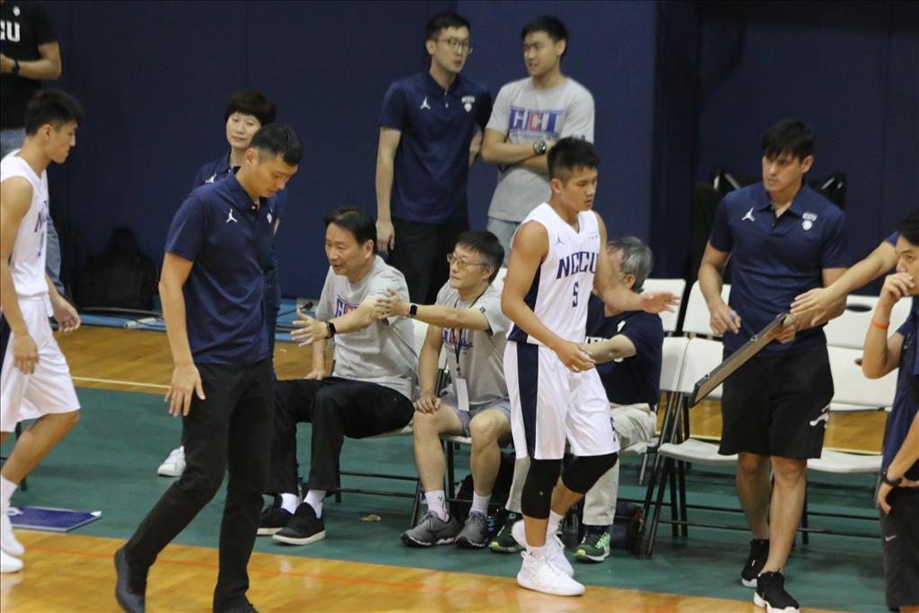 坐在政大男籃隊球隊席的第一人是姜豐年，他也是40年前甲組籃球好手，比陳子威、楊敬敏、林勵等人的輩分高很多很多。
