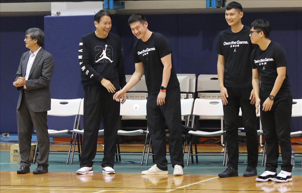姜豐年重返籃壇打造政大新品牌，陳磊和陳子威、盧譽誠等兩岸名校教練也都成為雄鷹盃的重要成員。