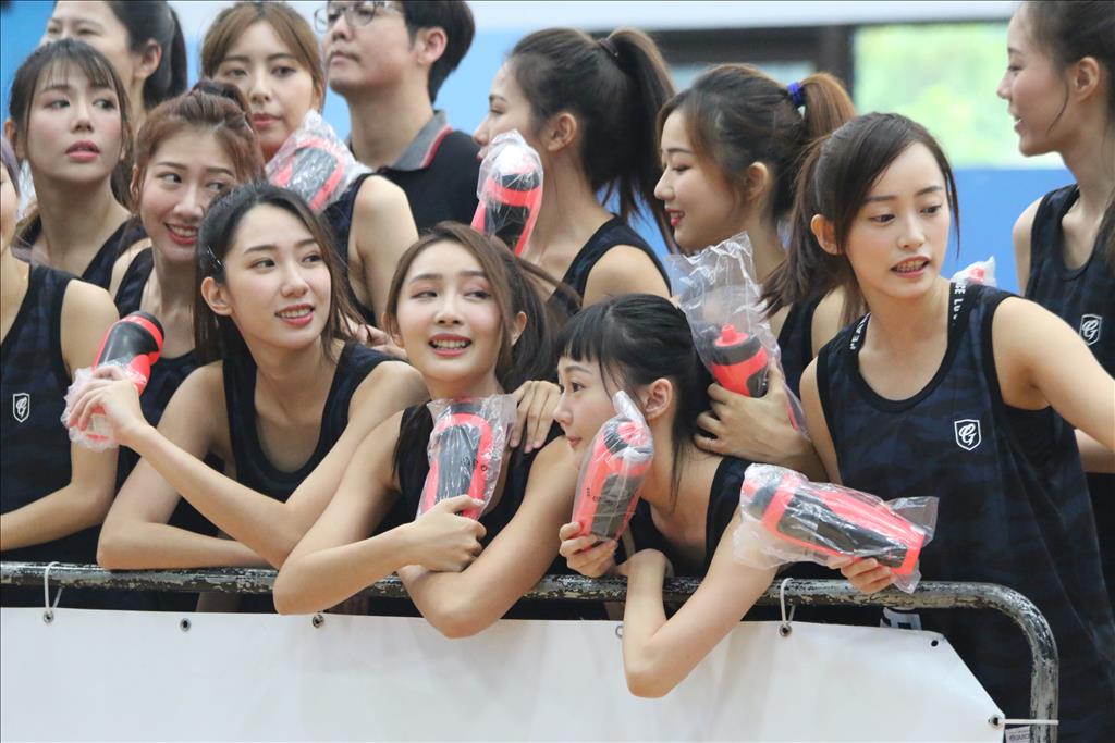 北京世界盃男籃賽一落幕，台北的新聞盃籃球賽立即出現一年一度的美女大會串。