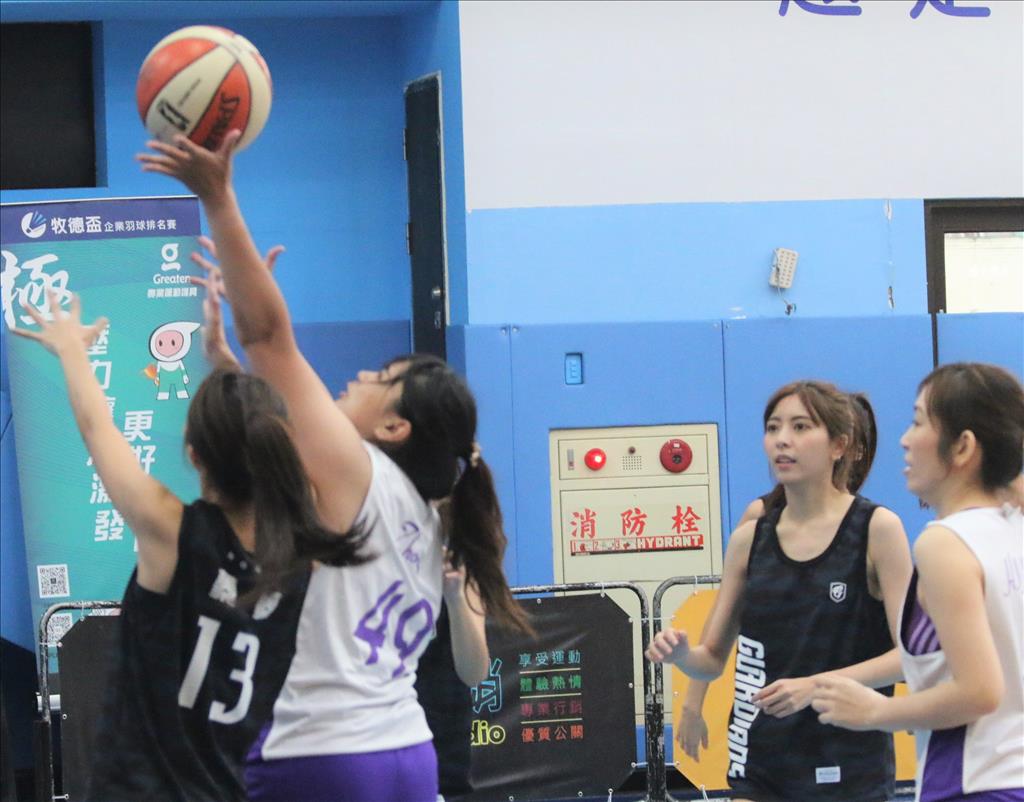 在中華女籃隊世界盃國手馬怡鴻指揮下，女記者隊的實力在富邦啦啦隊小天使團之上。
