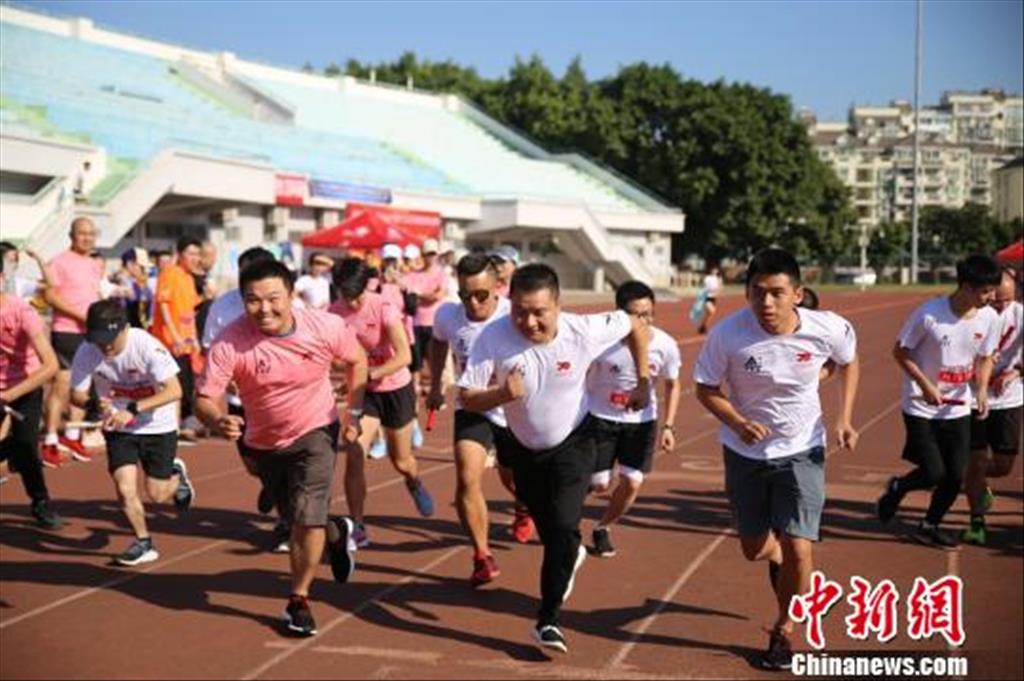 在大陸就業的臺灣跑友李京機（前排左一）在本屆半馬接力友誼賽上起跑。葉秋云攝