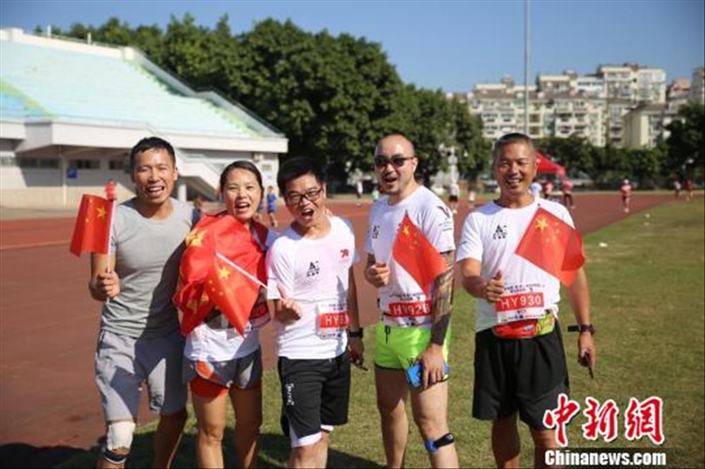 9月22日，150位來自兩岸的跑者在福建省福州市金山文體田徑場內揮舞著小紅旗，一同唱響《我和我的祖國》。葉秋云 攝