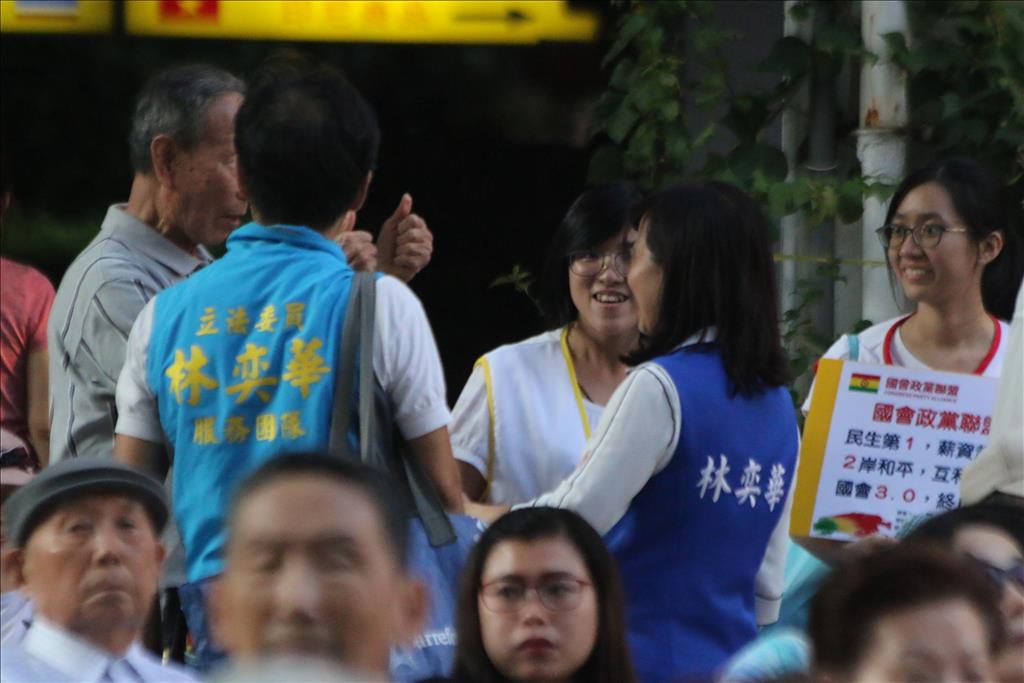 大安區是全臺灣最深藍的選區，所以很多深綠政治人物都以攻進這個選區為目標。