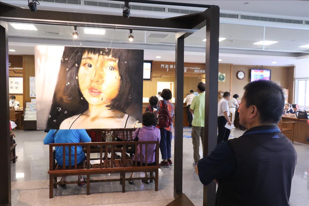 大明高中「看見希望」師生畫作聯展九日在台中慈濟醫院開展吸引鄉親觀賞。