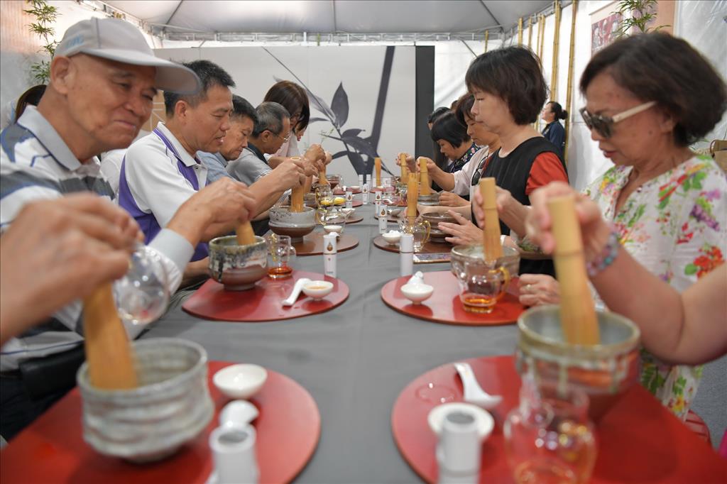 南投世界茶業博覽會吸引許多喜愛品茗人士參與，今年首度引進「宋代點茶」體驗