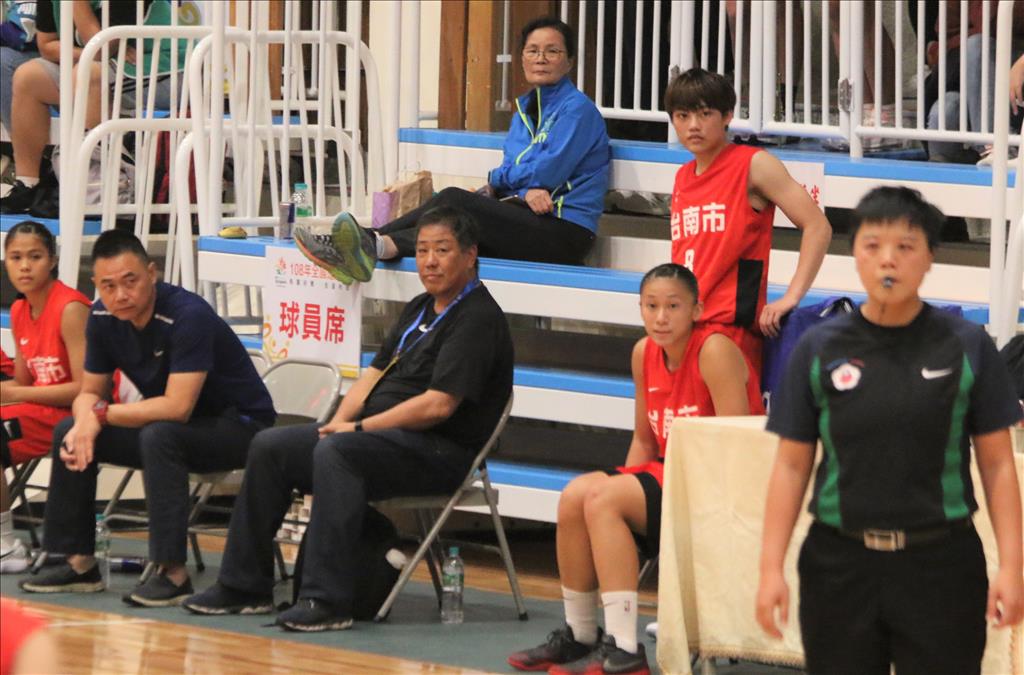 在省運區運全運縱橫50年的洪玲瑤老師(後方左)是台南市女籃隊最大靠山，近5年支持永仁家族不遺餘力，和台南市總教練時超傑的合作，可望打造出全運女籃賽的台南市時代。