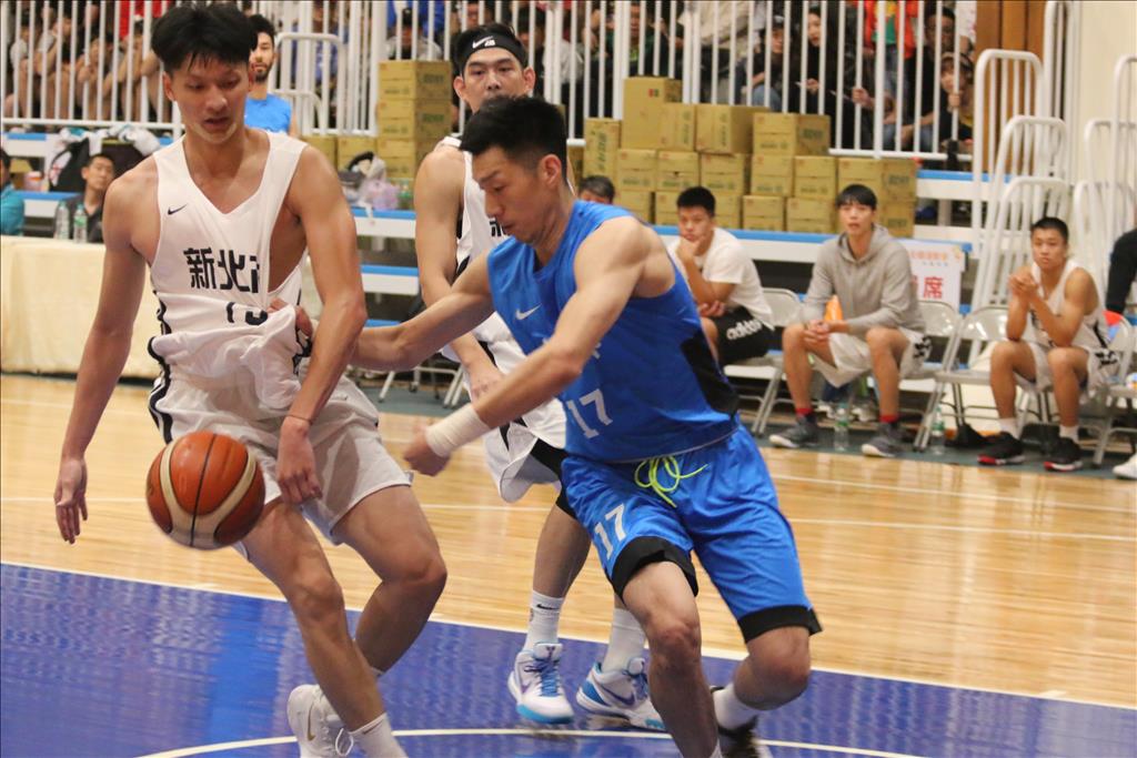 台北市男籃隊得分後衛成力煥(右)今天面對新北的李啟瑋緊迫盯人防守，火力降低，以3分之差輸掉金牌。