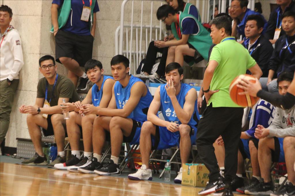 擁有6名身材高大巨漢的台北市男籃隊，在金牌戰卻陷入人手不足的麻煩，總教練閻家驊(右)再度痛失金牌。