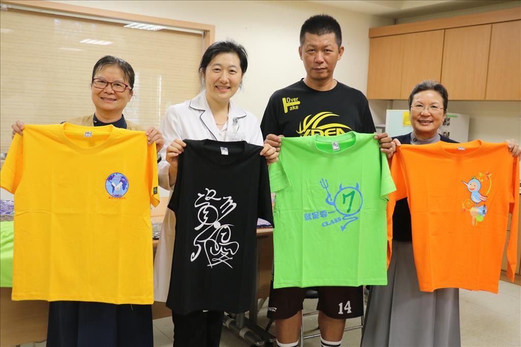 臺中慈濟醫院同仁胡仁珍與先生 (左二、左三)捐出多餘全新樣衣，送愛到莫三比克。