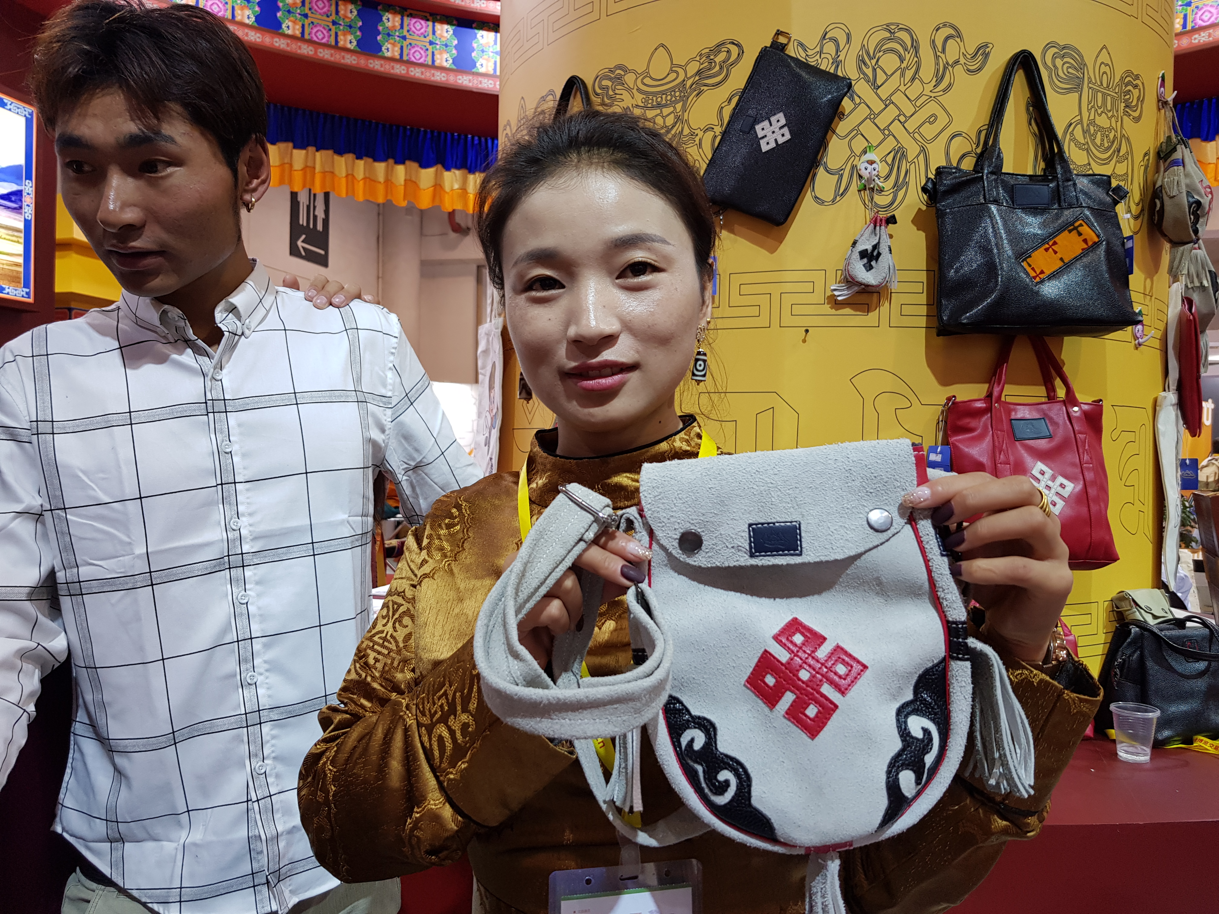 氂牛皮製成的藏族特色的皮包，怎麼背都洋溢濃濃民族風。