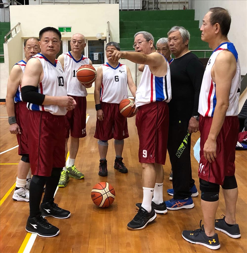 來自台灣的成功籃球隊，有美國神父、政大博士班教授，以及在馬祖任教的理化老師張華寶，他們重返馬祖帶來滿滿美好回憶。