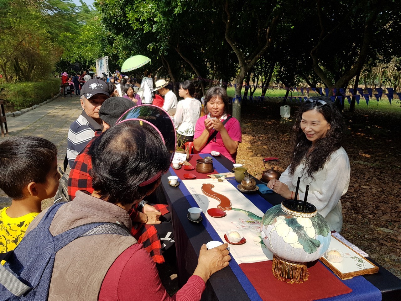 11月16日，在東勢林業文化園區舉辦當地農產品展售，透過茶蓆活動體驗茶藝文化（茶人劉鴻雁）。