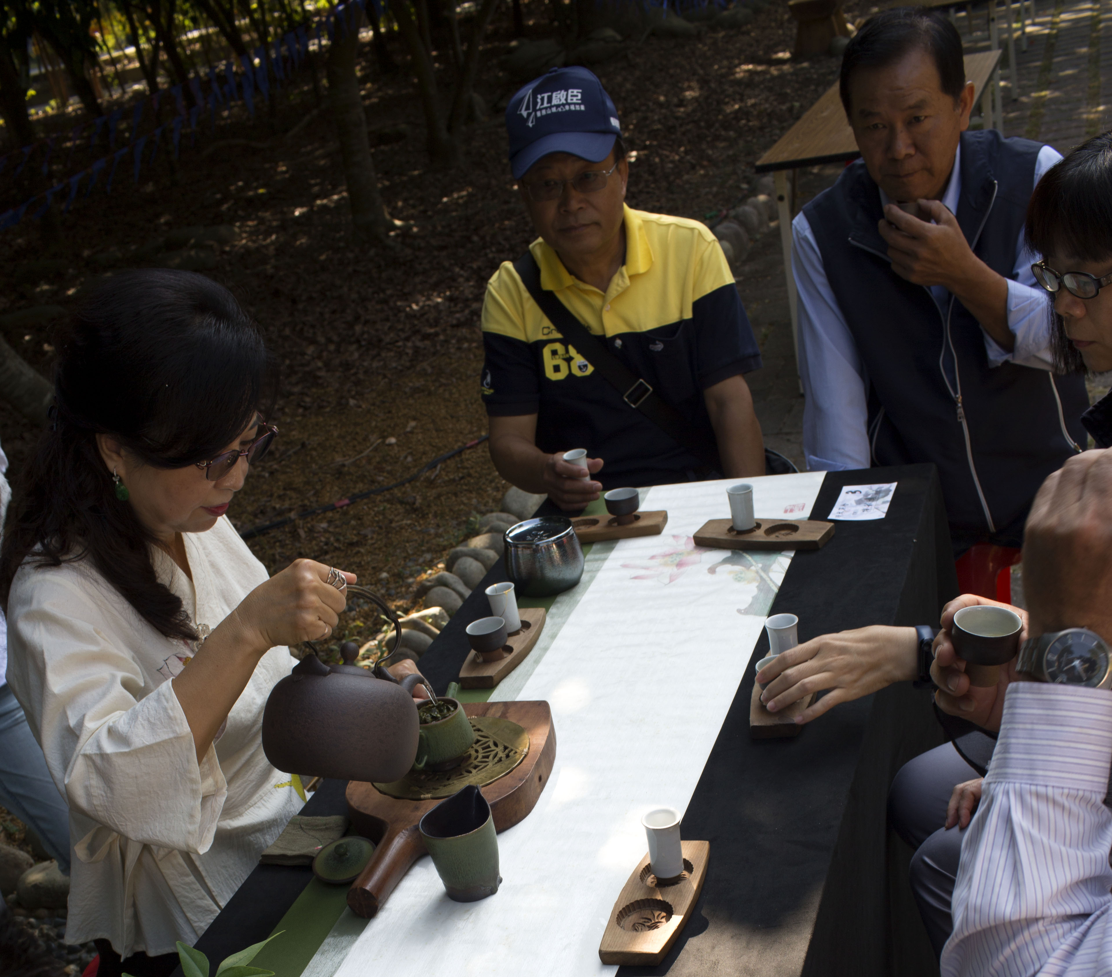11月16日，在東勢林業文化園區舉辦當地農產品展售，透過茶蓆活動體驗茶藝文化（茶人陳秋嫚）。