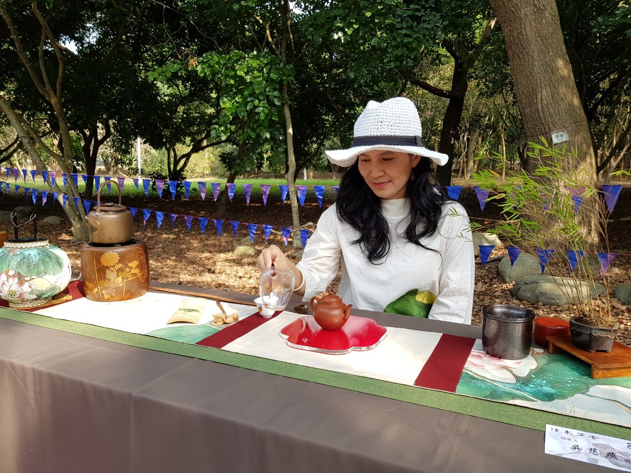 11月16日，在東勢林業文化園區舉辦當地農產品展售，透過茶蓆活動體驗茶藝文化（茶人吳慈燕）。