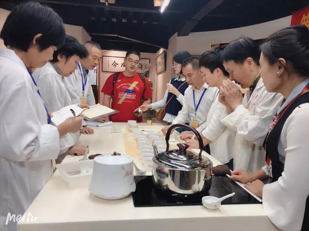 第八屆中國海絲名師茶王爭霸賽成功揭曉 閩泉茶業王安源獲得鐵觀音組濃香型銅獎