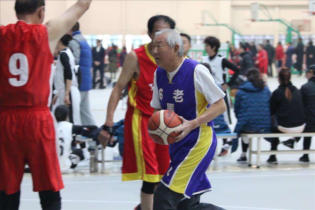 高齡81歲的高啟正會長，在美國洛杉磯帶動的華人籃球風氣已經擴展到全世界上千城市，逾十萬人參加賽事，是中國人同胞最大規模盛會。