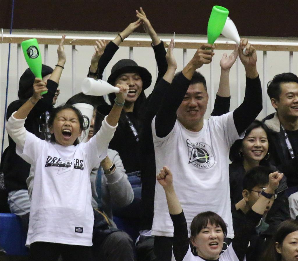 中台灣地區的球迷熱情，對兩隻本土球隊的支持程度無分軒輊。