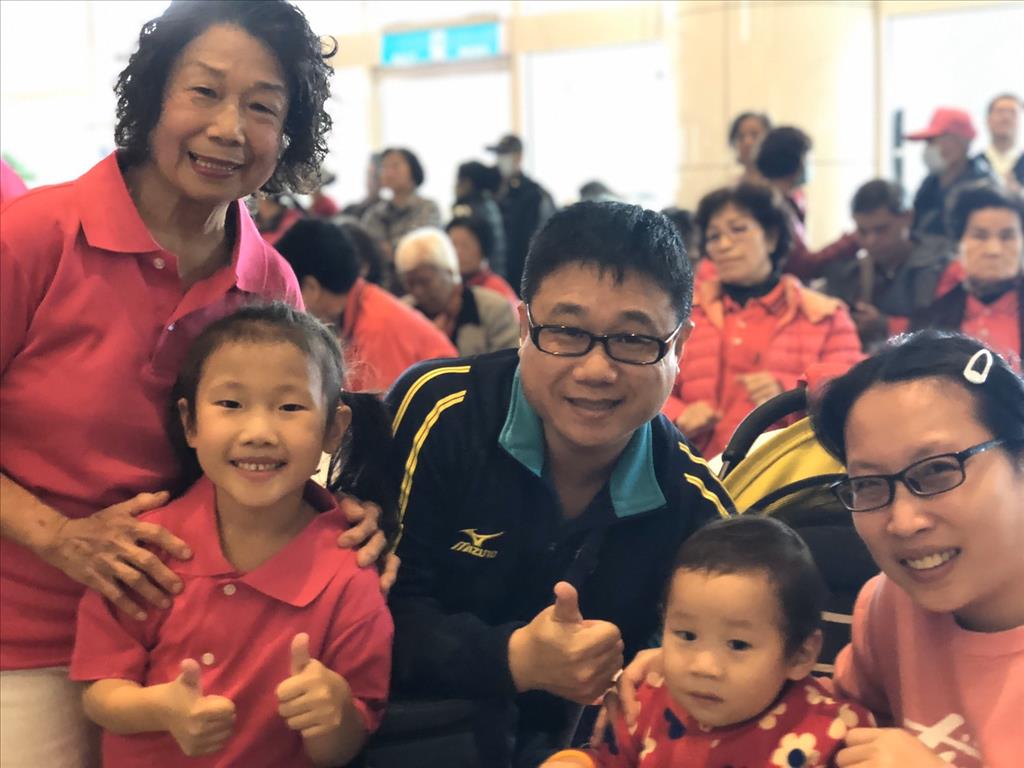蔡素娥（左）參與社區成果發表會，有兒子張秉逸（中）與孫子女陪伴，三代同堂畫面溫馨。