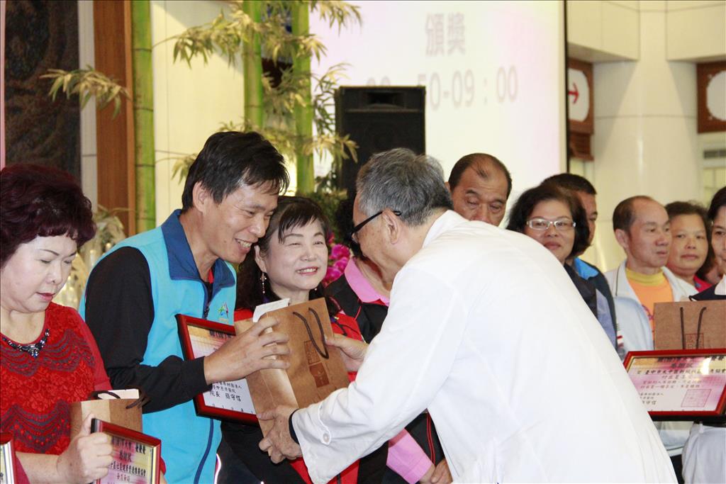 台中慈濟醫院副院長王人澍（右）頒獎肯定社區付出。