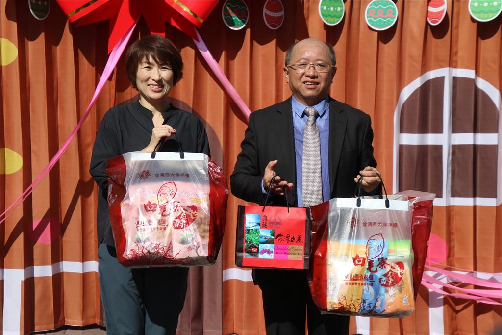 企業3員工獎勵金轉換愛心捐贈行動書車 饒慶鈴:給了臺東最棒的聖誕節禮物