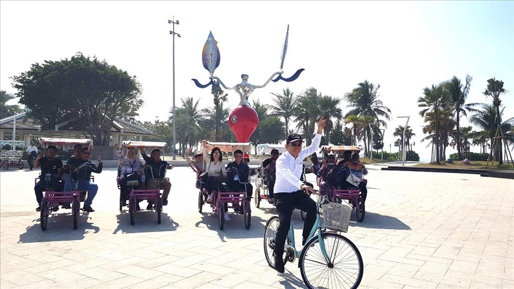 ▲觀光局長邱俊龍與穆斯林旅客一起體驗旗津三輪車。（圖／高市觀光局提供）