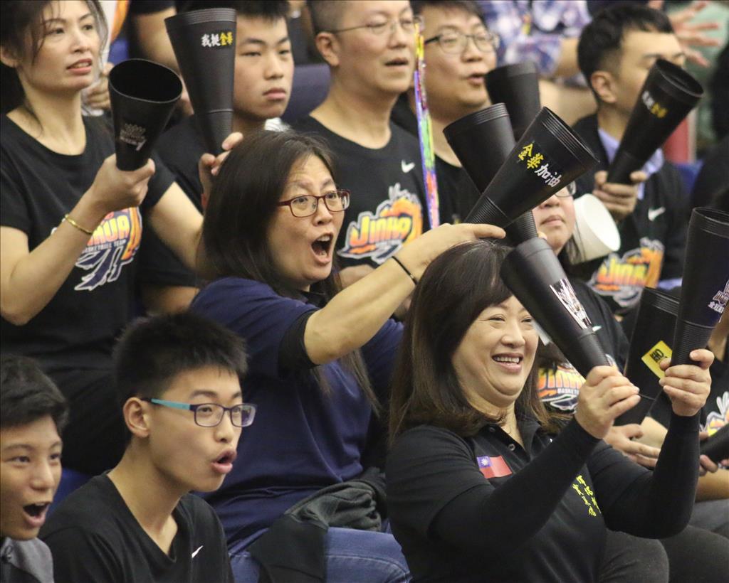 金華媽媽總動員，單是啦啦隊的人數就壓制對手花蓮自強國中，兩支外卡晉級的隊伍都是台北市地主隊，金華和永吉的籃球家長氣勢明顯壓倒對手自強、神岡(來自台中)。