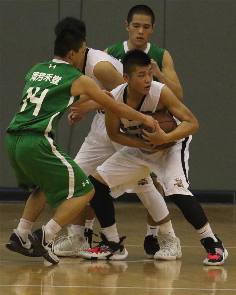 李俊廷是金華國中真正的籃板魔獸，籃板球29，外加命中率76%的27分，雙居全場第一。