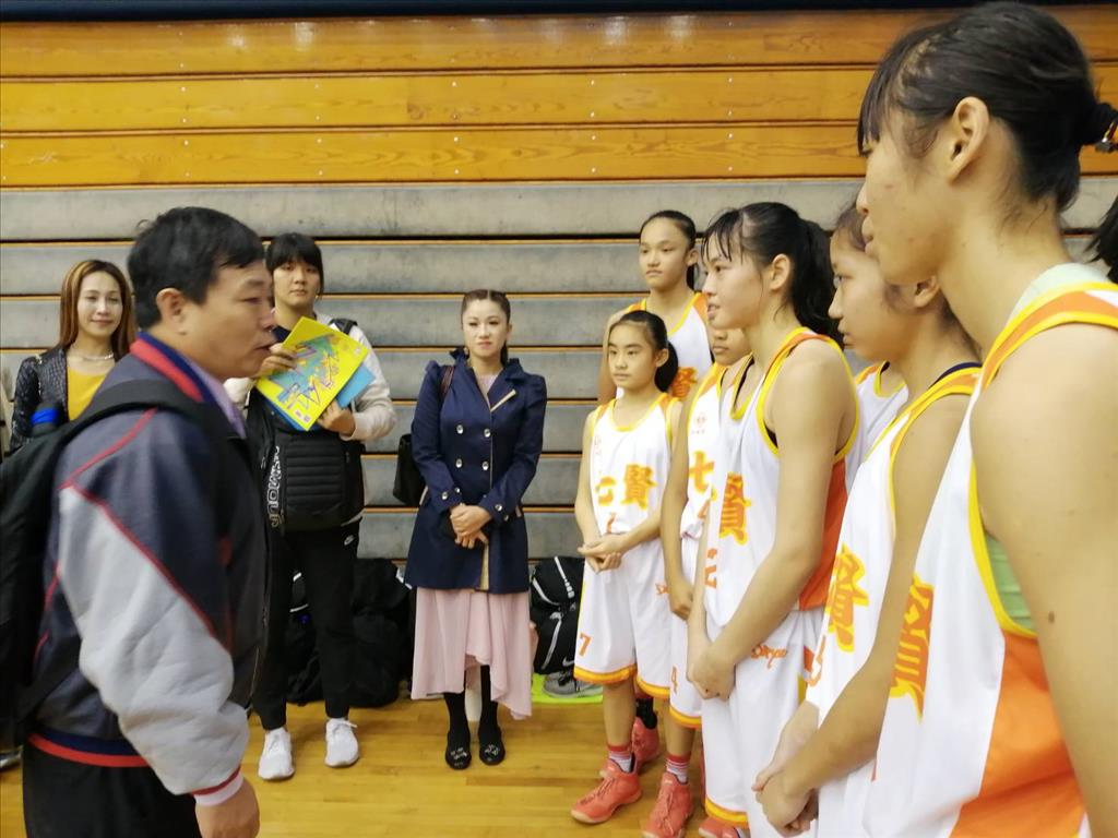 中華民國高中體總會長胡劍峰勉勵我國第一批U15女籃國手，來自高雄市的七賢國中女籃隊小球員，其中好幾人比胡會長還要高一大截。