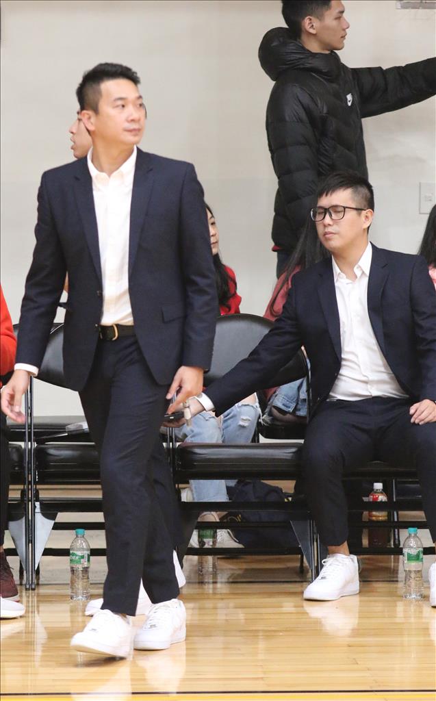 師大總教練王志群喜歡穿白球鞋搭配西裝，他是南山校友中相當出色的後起之秀。