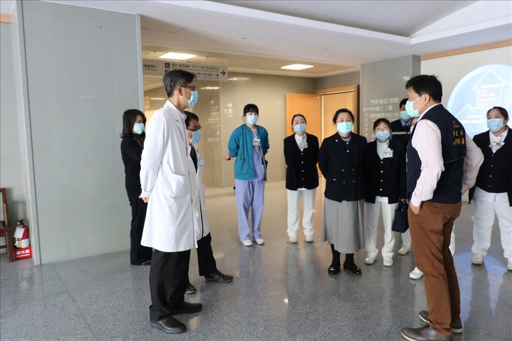 台中市政府衛生局長曾梓展（右一）到台中慈濟醫院了解防疫動線。