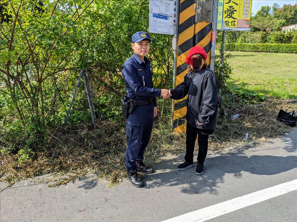 旗山分局美濃分駐所警員李志鵬、蕭公正熱心引導協助民眾返家