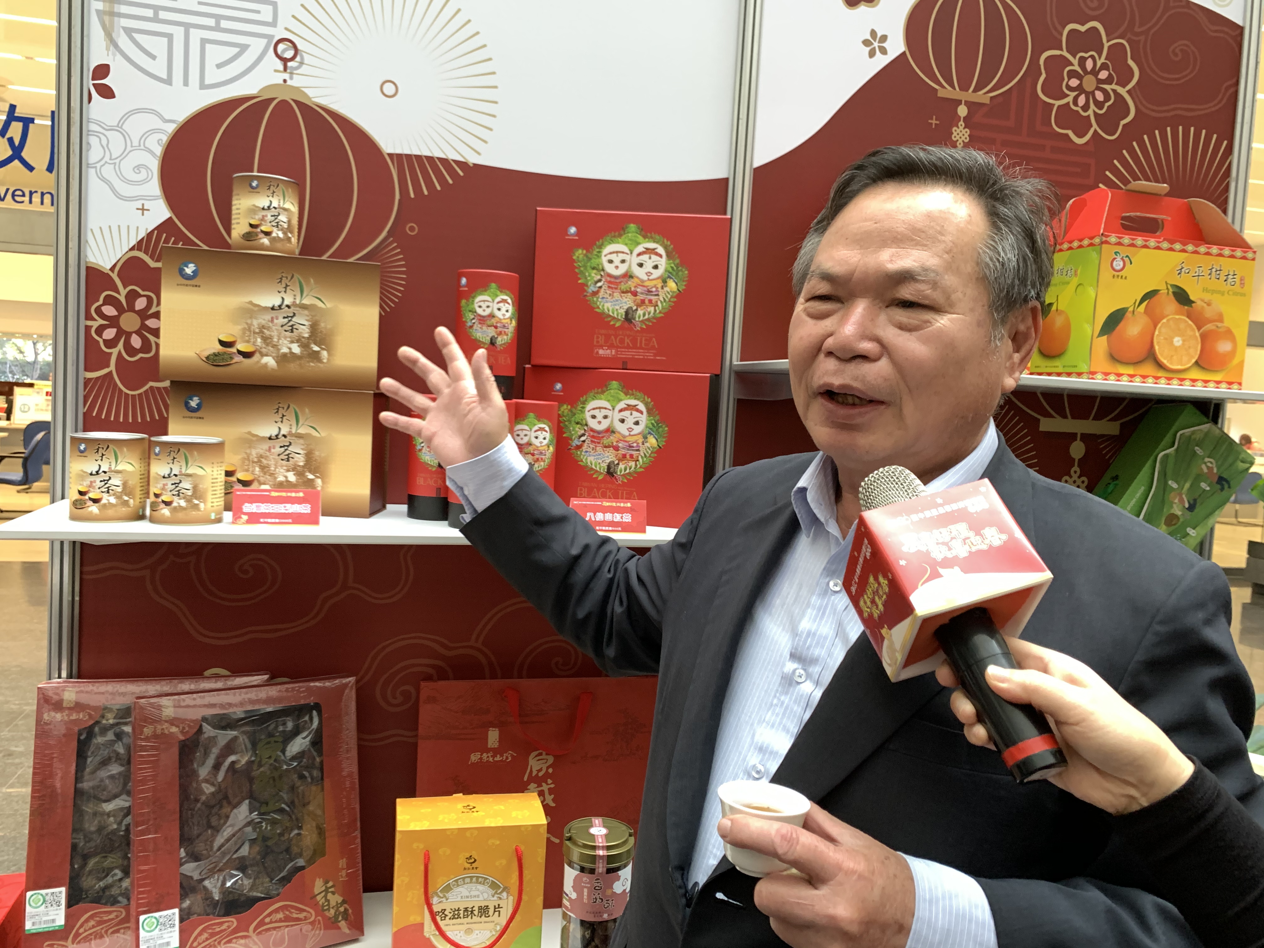 ▲農業局局長表示台灣最好喝的茶就是高海拔和平區產的梨山茶(巫月樺攝)