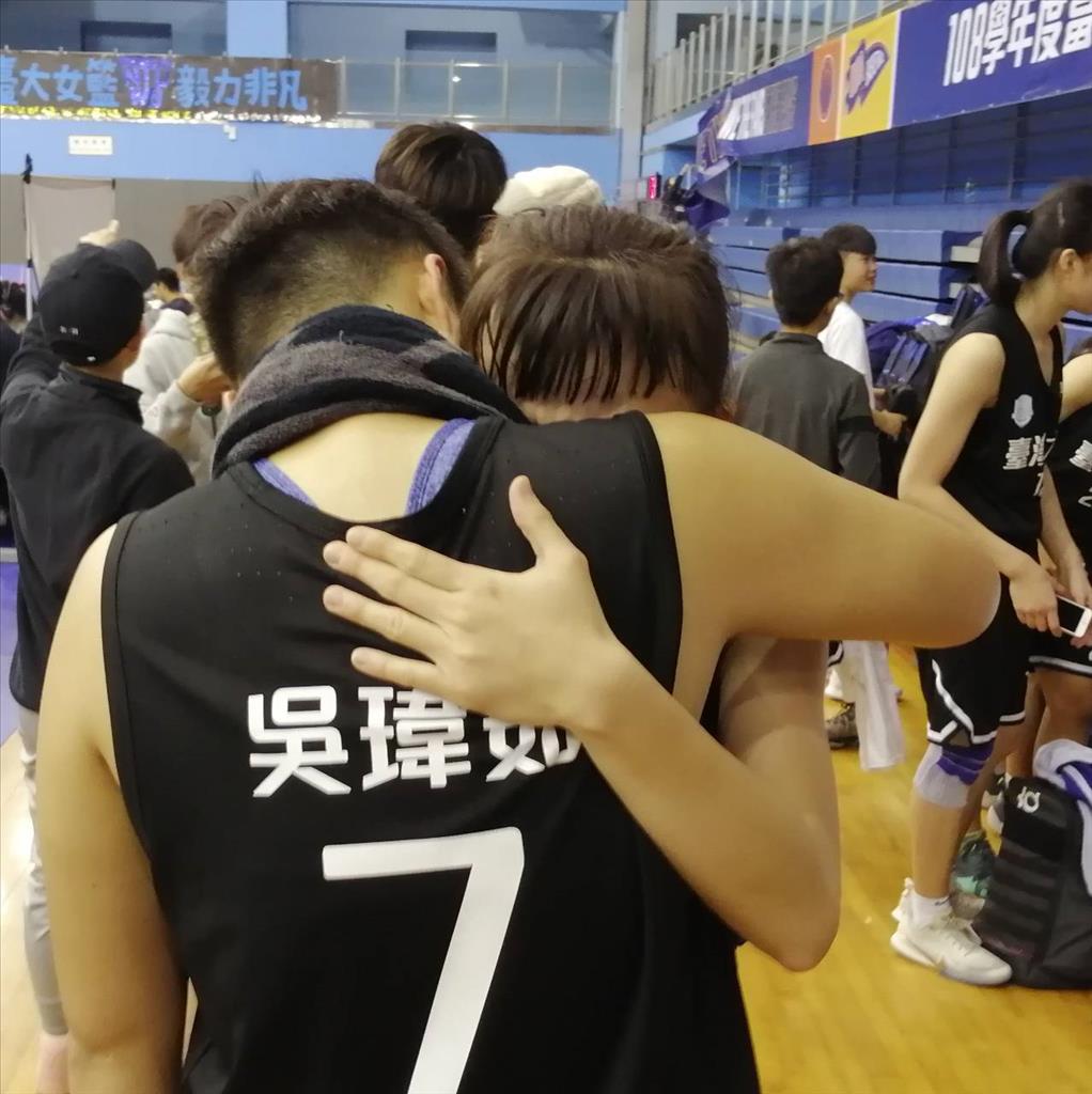 台大女籃隊慘敗34分之後，許硯筑學姊和小學妹吳瑋茹很不服氣，抱在一起哭成一團。
