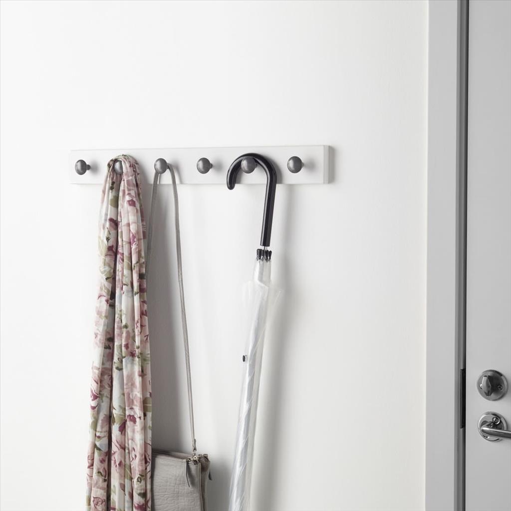 在衣櫃門或牆面加裝LURT／HEDRA系列6勾式掛勾架，即可增添收納空間且容易拿取。