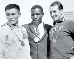 奧運田徑史上最偉大一戰，就是中華民國楊傳廣(左)和美蘇好手同場競技。