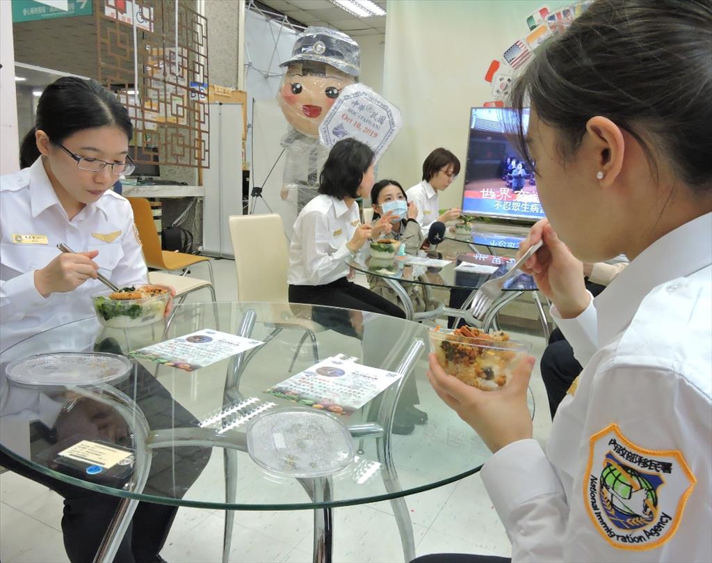 慈濟基金會志工提供移民署近400份素食便當，在移民署臺北市服務站分享，倡導響應素食增加身體健康，提升免疫力進而抵抗疫情。