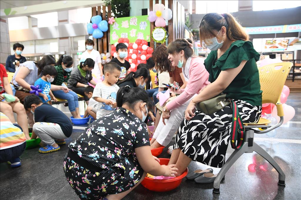 臺中醫院舉辦洗腳活動，孩子們一起幫辛苦的護理師媽媽洗腳。