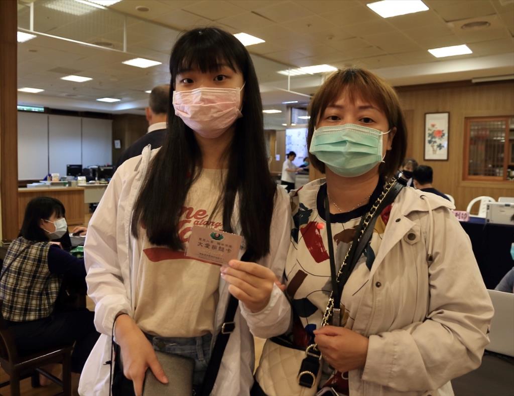 林媽媽帶著（右）十八歲的女兒一起響應驗血建檔，母女檔加入救人行列。